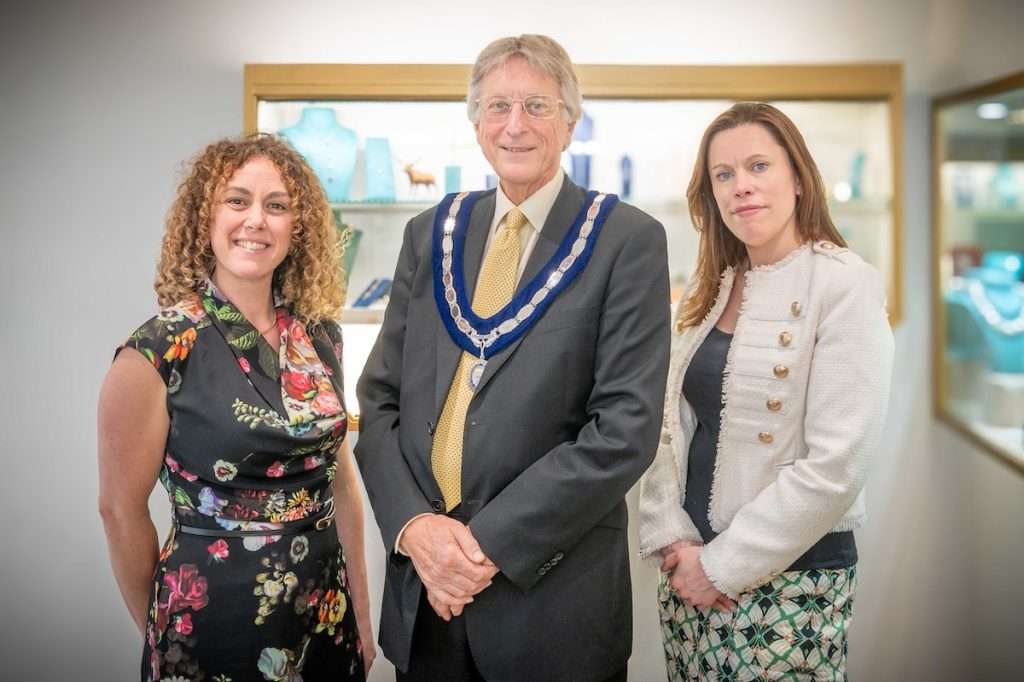 DUNCAN MACBRAYNE PHOTOGRAPHER READING_001 Jenny House and Laura Hewitt of Lawsons Goldsmiths presenting the new Deputy Mayoral chain to Councillor Ian Reissmann at their Duke Street shop, Henley-on-Thames
