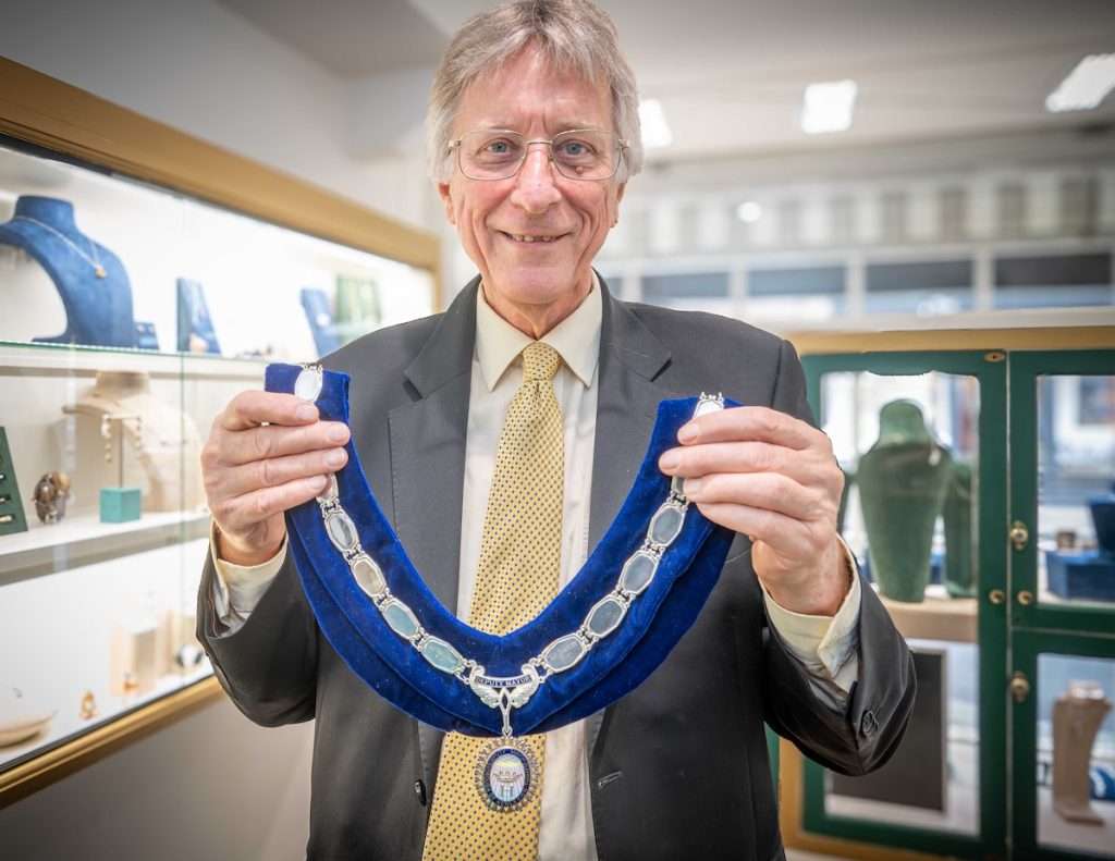 Deputy Mayor Cllr Ian Reissmann holding the new sterling silver ceremonial chain made by Lawsons Goldsmiths Henley &mdash; photographed by Duncan MacBrayne